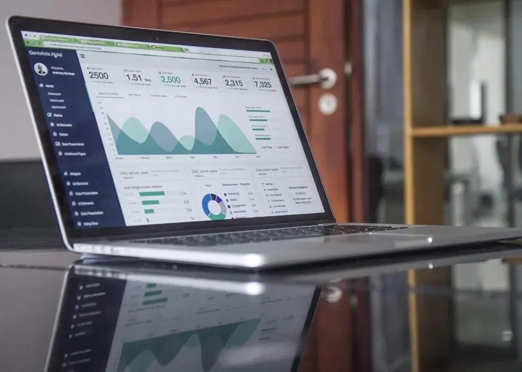 Using digital signage dashboards to track sales KPIs